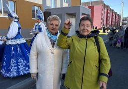Ключи от новых квартир вручили переселенцам из аварийного фонда в Володарске Ключи от новых квартир вручили переселенцам из аварийного фонда в Володарске