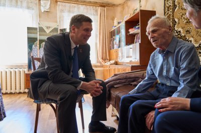 Андрей Гнеушев навестил ветерана Великой Отечественной войны Михаила Ивановича Тарасова из Перевозского округа Андрей Гнеушев навестил ветерана Великой Отечественной войны Михаила Ивановича Тарасова из Перевозского округа