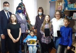 Представители правительства Нижегородской области поздравили с Новым годом борскую многодетную семью Представители правительства Нижегородской области поздравили с Новым годом борскую многодетную семью