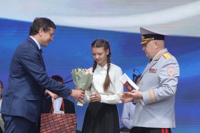 Глеб Никитин и Юрий Арсентьев вручили паспорта нижегородским школьникам в День России