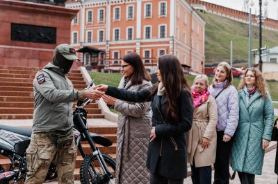 Участники программ «Женское лидерство» и «Герои. Нижегородская область» передали мотоцикл в зону СВО