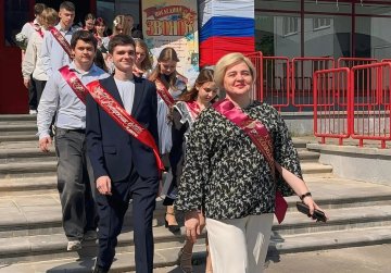 В нижегородских школах звучат «последние звонки» В нижегородских школах звучат «последние звонки»