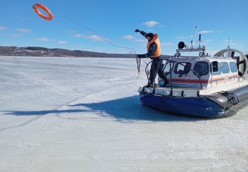 Нижегородские спасатели в выходные сняли со льда 6 рыбаков Нижегородские спасатели в выходные сняли со льда 6 рыбаков