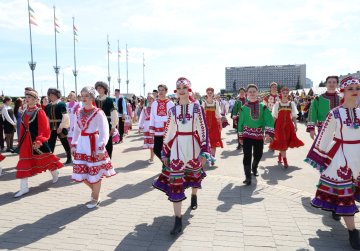 Более двух тысяч нижегородцев в День России растянули 100-метровый триколор и встали в «Хоровод Единства» Более двух тысяч нижегородцев в День России растянули 100-метровый триколор и встали в «Хоровод Единства»
