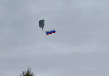 Нижегородские парашютисты и волонтеры развернули в небе государственный флаг России Нижегородские парашютисты и волонтеры развернули в небе государственный флаг России