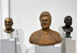 В центре культуры «Рекорд» открылась выставка скульптур Владимира Курочкина «Вглядеться в историю и увидеть себя»