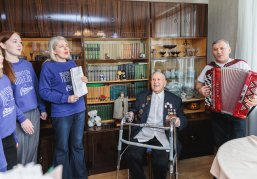 Волонтёры Победы поздравили нижегородских ветеранов с 83-й годовщиной Сталинградской битвы