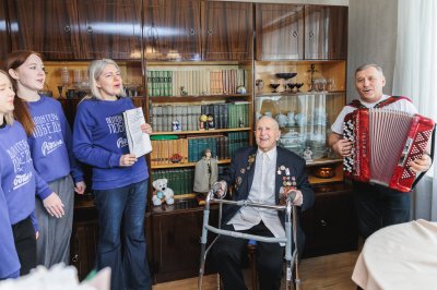 Волонтёры Победы поздравили нижегородских ветеранов с 83-й годовщиной Сталинградской битвы