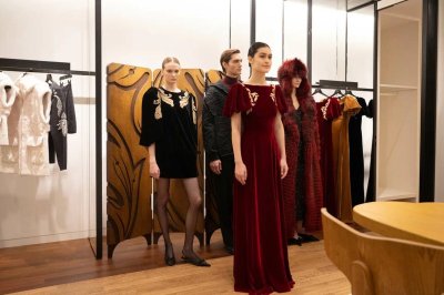 В ГУМе на Красной площади открылся салон «Хохлома x Алёна Ахмадуллина» В ГУМе на Красной площади открылся салон «Хохлома x Алёна Ахмадуллина»