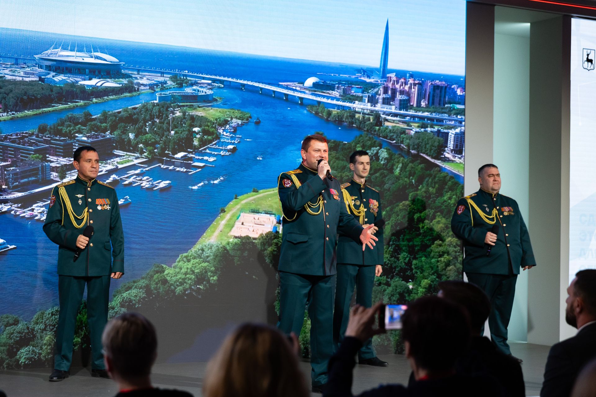 28 октября в Нижнем Новгороде завершился региональный патриотический форум «Завтра зависит от нас». Он проходил на площадке «Академии Маяк» имени А.Д. Сахарова. Мероприятие объединило более 150 специалистов, руководителей военно-патриотических клубов, представителей органов власти, ветеранов боевых действий, участников проекта «Герои. Нижегородская область», а также активистов молодёжных движений из разных муниципалитетов региона, которые стремятся к развитию единой современной системы патриотического воспитания.  Региональный патриотический форум открыла пленарная дискуссия, на которой эксперты представили свои взгляды на основные тенденции и планы развития системы патриотического воспитания в 2026 году. В дискуссии приняли участие депутат Государственной Думы Российской Федерации Артём Кавинов, министр молодежной политики Нижегородской области Светлана Ануфриева и исполнительный директор ООД «Поисковое движение России» Алексей Бормотов.   «На протяжении двух дней хотелось не столько говорить, сколько слушать – впитывать энергию, мысли и опыт участников форума. Благодарю организаторов за такую важную и своевременную площадку для диалога. Именно в таком формате рождаются самые важные смыслы», - отметил депутат Государственной Думы Российской Федерации Артём Кавинов.   Организаторами форума выступили министерство молодёжной политики Нижегородской области и центр патриотического воспитания «Авангард». Его основная цель – объединение усилий различных организаций и специалистов, работающих в сфере патриотического воспитания, а также обмен опытом и разработка новых подходов к работе с молодежью.  «Вот уже третий год форум собирает жителей со всего региона, которые объединены одной целью — воспитать молодое поколение, искренне любящее свою страну. Здесь мы говорим про деятельный патриотизм — это изучение истории, путешествия, помощь ближнему, добровольчество, память о своих героях. На форуме мы много спорим, обсуждаем, вступаем в дискуссии, чтобы найти более эффективные форматы и проекты для молодежи. Вместе мы - одна большая команда региона, которая не боится вызовов и умело с ними справляется, команда, которая находится на высоком уровне реализации патриотических проектов по всей стране. Верим, что разработанные идеи найдут место в реальной жизни и станут флагманскими на территории региона», — сказала министр молодежной политики Нижегородской области Светлана Ануфриева.  В этом году в рамках форума было заявлено пять направлений: «историческое наследие», «поисковое движение», «молодёжная политика», «надзорная деятельность» и «герои Отечества». Участники обсуждали актуальные вопросы патриотического воспитания, взаимодействия общественных институтов и органов власти, роль ветеранов СВО в образовательной и воспитательной работе с молодежью, а также обменивались практиками и новыми форматами патриотической работы с молодёжью. Программа форума включала круглые столы, панельные дискуссии, образовательные лекции, особое внимание уделялась проектной работе.  В ходе лекции «Космические амбиции. Мы способны на большее»  российский космонавт-испытатель, 116-й космонавт России, Герой России Александр Мисуркин поделился опытом участия в космических миссиях и подчеркнул важность амбициозных целей для молодёжи.  «Именно от каждого из нас зависит, каким будет завтрашний день. Космонавт знает: чтобы выйти на орбиту, нужно преодолеть притяжение Земли. У нас в жизни так же: страхи, сомнения, — это и есть наше притяжение. Но если каждый день делать больше, чем вчера, рано или поздно мы окажемся там, где мечтали быть. Не ждите моментального прорыва — создавайте его ежедневно, любыми усилиями, и всё получится», — уверен Александр Мисуркин.  По итогам форума участники разработали концепции единых систем работы патриотического воспитания в 2026 году по каждому из пяти направлений, а также предложения по интеграции патриотической повестки в молодёжные проекты для усиления их социальной значимости. 28 октября в Нижнем Новгороде завершился региональный патриотический форум «Завтра зависит от нас». Он проходил на площадке «Академии Маяк» имени А.Д. Сахарова. Мероприятие объединило более 150 специалистов, руководителей военно-патриотических клубов, представителей органов власти, ветеранов боевых действий, участников проекта «Герои. Нижегородская область», а также активистов молодёжных движений из разных муниципалитетов региона, которые стремятся к развитию единой современной системы патриотического воспитания.  Региональный патриотический форум открыла пленарная дискуссия, на которой эксперты представили свои взгляды на основные тенденции и планы развития системы патриотического воспитания в 2026 году. В дискуссии приняли участие депутат Государственной Думы Российской Федерации Артём Кавинов, министр молодежной политики Нижегородской области Светлана Ануфриева и исполнительный директор ООД «Поисковое движение России» Алексей Бормотов.   «На протяжении двух дней хотелось не столько говорить, сколько слушать – впитывать энергию, мысли и опыт участников форума. Благодарю организаторов за такую важную и своевременную площадку для диалога. Именно в таком формате рождаются самые важные смыслы», - отметил депутат Государственной Думы Российской Федерации Артём Кавинов.   Организаторами форума выступили министерство молодёжной политики Нижегородской области и центр патриотического воспитания «Авангард». Его основная цель – объединение усилий различных организаций и специалистов, работающих в сфере патриотического воспитания, а также обмен опытом и разработка новых подходов к работе с молодежью.  «Вот уже третий год форум собирает жителей со всего региона, которые объединены одной целью — воспитать молодое поколение, искренне любящее свою страну. Здесь мы говорим про деятельный патриотизм — это изучение истории, путешествия, помощь ближнему, добровольчество, память о своих героях. На форуме мы много спорим, обсуждаем, вступаем в дискуссии, чтобы найти более эффективные форматы и проекты для молодежи. Вместе мы - одна большая команда региона, которая не боится вызовов и умело с ними справляется, команда, которая находится на высоком уровне реализации патриотических проектов по всей стране. Верим, что разработанные идеи найдут место в реальной жизни и станут флагманскими на территории региона», — сказала министр молодежной политики Нижегородской области Светлана Ануфриева.  В этом году в рамках форума было заявлено пять направлений: «историческое наследие», «поисковое движение», «молодёжная политика», «надзорная деятельность» и «герои Отечества». Участники обсуждали актуальные вопросы патриотического воспитания, взаимодействия общественных институтов и органов власти, роль ветеранов СВО в образовательной и воспитательной работе с молодежью, а также обменивались практиками и новыми форматами патриотической работы с молодёжью. Программа форума включала круглые столы, панельные дискуссии, образовательные лекции, особое внимание уделялась проектной работе.  В ходе лекции «Космические амбиции. Мы способны на большее»  российский космонавт-испытатель, 116-й космонавт России, Герой России Александр Мисуркин поделился опытом участия в космических миссиях и подчеркнул важность амбициозных целей для молодёжи.  «Именно от каждого из нас зависит, каким будет завтрашний день. Космонавт знает: чтобы выйти на орбиту, нужно преодолеть притяжение Земли. У нас в жизни так же: страхи, сомнения, — это и есть наше притяжение. Но если каждый день делать больше, чем вчера, рано или поздно мы окажемся там, где мечтали быть. Не ждите моментального прорыва — создавайте его ежедневно, любыми усилиями, и всё получится», — уверен Александр Мисуркин.  По итогам форума участники разработали концепции единых систем работы патриотического воспитания в 2026 году по каждому из пяти направлений, а также предложения по интеграции патриотической повестки в молодёжные проекты для усиления их социальной значимости.