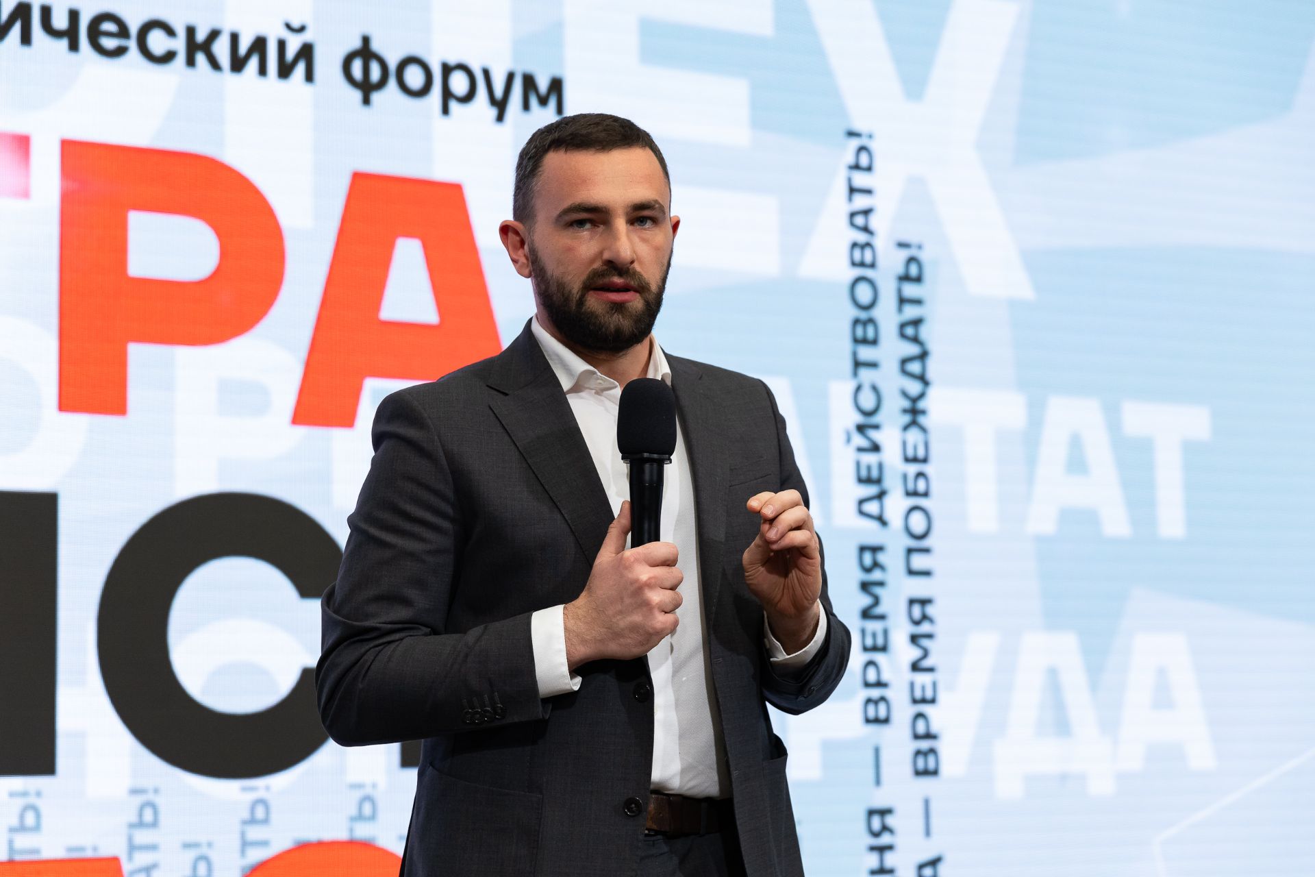 28 октября в Нижнем Новгороде завершился региональный патриотический форум «Завтра зависит от нас». Он проходил на площадке «Академии Маяк» имени А.Д. Сахарова. Мероприятие объединило более 150 специалистов, руководителей военно-патриотических клубов, представителей органов власти, ветеранов боевых действий, участников проекта «Герои. Нижегородская область», а также активистов молодёжных движений из разных муниципалитетов региона, которые стремятся к развитию единой современной системы патриотического воспитания.  Региональный патриотический форум открыла пленарная дискуссия, на которой эксперты представили свои взгляды на основные тенденции и планы развития системы патриотического воспитания в 2026 году. В дискуссии приняли участие депутат Государственной Думы Российской Федерации Артём Кавинов, министр молодежной политики Нижегородской области Светлана Ануфриева и исполнительный директор ООД «Поисковое движение России» Алексей Бормотов.   «На протяжении двух дней хотелось не столько говорить, сколько слушать – впитывать энергию, мысли и опыт участников форума. Благодарю организаторов за такую важную и своевременную площадку для диалога. Именно в таком формате рождаются самые важные смыслы», - отметил депутат Государственной Думы Российской Федерации Артём Кавинов.   Организаторами форума выступили министерство молодёжной политики Нижегородской области и центр патриотического воспитания «Авангард». Его основная цель – объединение усилий различных организаций и специалистов, работающих в сфере патриотического воспитания, а также обмен опытом и разработка новых подходов к работе с молодежью.  «Вот уже третий год форум собирает жителей со всего региона, которые объединены одной целью — воспитать молодое поколение, искренне любящее свою страну. Здесь мы говорим про деятельный патриотизм — это изучение истории, путешествия, помощь ближнему, добровольчество, память о своих героях. На форуме мы много спорим, обсуждаем, вступаем в дискуссии, чтобы найти более эффективные форматы и проекты для молодежи. Вместе мы - одна большая команда региона, которая не боится вызовов и умело с ними справляется, команда, которая находится на высоком уровне реализации патриотических проектов по всей стране. Верим, что разработанные идеи найдут место в реальной жизни и станут флагманскими на территории региона», — сказала министр молодежной политики Нижегородской области Светлана Ануфриева.  В этом году в рамках форума было заявлено пять направлений: «историческое наследие», «поисковое движение», «молодёжная политика», «надзорная деятельность» и «герои Отечества». Участники обсуждали актуальные вопросы патриотического воспитания, взаимодействия общественных институтов и органов власти, роль ветеранов СВО в образовательной и воспитательной работе с молодежью, а также обменивались практиками и новыми форматами патриотической работы с молодёжью. Программа форума включала круглые столы, панельные дискуссии, образовательные лекции, особое внимание уделялась проектной работе.  В ходе лекции «Космические амбиции. Мы способны на большее»  российский космонавт-испытатель, 116-й космонавт России, Герой России Александр Мисуркин поделился опытом участия в космических миссиях и подчеркнул важность амбициозных целей для молодёжи.  «Именно от каждого из нас зависит, каким будет завтрашний день. Космонавт знает: чтобы выйти на орбиту, нужно преодолеть притяжение Земли. У нас в жизни так же: страхи, сомнения, — это и есть наше притяжение. Но если каждый день делать больше, чем вчера, рано или поздно мы окажемся там, где мечтали быть. Не ждите моментального прорыва — создавайте его ежедневно, любыми усилиями, и всё получится», — уверен Александр Мисуркин.  По итогам форума участники разработали концепции единых систем работы патриотического воспитания в 2026 году по каждому из пяти направлений, а также предложения по интеграции патриотической повестки в молодёжные проекты для усиления их социальной значимости. 28 октября в Нижнем Новгороде завершился региональный патриотический форум «Завтра зависит от нас». Он проходил на площадке «Академии Маяк» имени А.Д. Сахарова. Мероприятие объединило более 150 специалистов, руководителей военно-патриотических клубов, представителей органов власти, ветеранов боевых действий, участников проекта «Герои. Нижегородская область», а также активистов молодёжных движений из разных муниципалитетов региона, которые стремятся к развитию единой современной системы патриотического воспитания.  Региональный патриотический форум открыла пленарная дискуссия, на которой эксперты представили свои взгляды на основные тенденции и планы развития системы патриотического воспитания в 2026 году. В дискуссии приняли участие депутат Государственной Думы Российской Федерации Артём Кавинов, министр молодежной политики Нижегородской области Светлана Ануфриева и исполнительный директор ООД «Поисковое движение России» Алексей Бормотов.   «На протяжении двух дней хотелось не столько говорить, сколько слушать – впитывать энергию, мысли и опыт участников форума. Благодарю организаторов за такую важную и своевременную площадку для диалога. Именно в таком формате рождаются самые важные смыслы», - отметил депутат Государственной Думы Российской Федерации Артём Кавинов.   Организаторами форума выступили министерство молодёжной политики Нижегородской области и центр патриотического воспитания «Авангард». Его основная цель – объединение усилий различных организаций и специалистов, работающих в сфере патриотического воспитания, а также обмен опытом и разработка новых подходов к работе с молодежью.  «Вот уже третий год форум собирает жителей со всего региона, которые объединены одной целью — воспитать молодое поколение, искренне любящее свою страну. Здесь мы говорим про деятельный патриотизм — это изучение истории, путешествия, помощь ближнему, добровольчество, память о своих героях. На форуме мы много спорим, обсуждаем, вступаем в дискуссии, чтобы найти более эффективные форматы и проекты для молодежи. Вместе мы - одна большая команда региона, которая не боится вызовов и умело с ними справляется, команда, которая находится на высоком уровне реализации патриотических проектов по всей стране. Верим, что разработанные идеи найдут место в реальной жизни и станут флагманскими на территории региона», — сказала министр молодежной политики Нижегородской области Светлана Ануфриева.  В этом году в рамках форума было заявлено пять направлений: «историческое наследие», «поисковое движение», «молодёжная политика», «надзорная деятельность» и «герои Отечества». Участники обсуждали актуальные вопросы патриотического воспитания, взаимодействия общественных институтов и органов власти, роль ветеранов СВО в образовательной и воспитательной работе с молодежью, а также обменивались практиками и новыми форматами патриотической работы с молодёжью. Программа форума включала круглые столы, панельные дискуссии, образовательные лекции, особое внимание уделялась проектной работе.  В ходе лекции «Космические амбиции. Мы способны на большее»  российский космонавт-испытатель, 116-й космонавт России, Герой России Александр Мисуркин поделился опытом участия в космических миссиях и подчеркнул важность амбициозных целей для молодёжи.  «Именно от каждого из нас зависит, каким будет завтрашний день. Космонавт знает: чтобы выйти на орбиту, нужно преодолеть притяжение Земли. У нас в жизни так же: страхи, сомнения, — это и есть наше притяжение. Но если каждый день делать больше, чем вчера, рано или поздно мы окажемся там, где мечтали быть. Не ждите моментального прорыва — создавайте его ежедневно, любыми усилиями, и всё получится», — уверен Александр Мисуркин.  По итогам форума участники разработали концепции единых систем работы патриотического воспитания в 2026 году по каждому из пяти направлений, а также предложения по интеграции патриотической повестки в молодёжные проекты для усиления их социальной значимости.