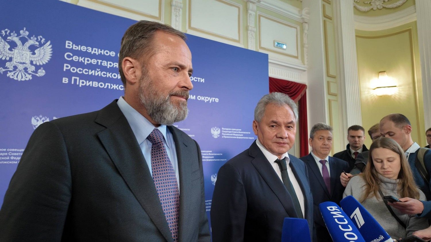 28 октября 2025 года в Нижнем Новгороде секретарь Совета безопасности РФ Сергей Шойгу провел выездное совещание. В нем приняли участие полномочный представитель президента России в ПФО Игорь Комаров, руководители субъектов, представители федеральных и региональных органов исполнительной власти, в том числе заместитель губернатора Нижегородской области Андрей Гнеушев, На совещании обсуждались вопросы обеспечения безопасности критически важных объектов и эффективность принимаемых мер по их защите в условиях проведения специальной военной операции. В ходе совещания подчеркнута актуальность данных вопросов с учетом усиления угроз национальной безопасности Российской Федерации. Это связано с возросшей частотой и массированностью применения киевским режимом беспилотных воздушных судов различного типа. Особое внимание уделено рискам гибридных террористических атак, которые сочетают традиционные диверсионные методы с широким использованием современных информационных технологий и беспилотных систем. Обращено внимание на активизацию западных и украинских спецслужб в использовании информационно-психологического воздействия на население через сеть Интернет и другие средства коммуникации с целью вовлечения граждан в противоправную деятельность и склонения к совершению диверсионных и террористических акций на территории Российской Федерации.  Полпред президента России Игорь Комаров подчеркнул, что в Приволжском федеральном округе сосредоточено значительное количество промышленных предприятий, объектов топливно-энергетического комплекса, транспортной инфраструктуры, а также важных объектов ОПК. В связи с этим перед органами власти и уполномоченными ведомствами стоят масштабные задачи по их защите от террористических угроз. По результатам работы определены дополнительные комплексные меры по повышению эффективности противодействия актуальным террористическим угрозам и совершенствованию систем защиты ключевых объектов инфраструктуры. Руководителям субъектов и заинтересованных органов государственной власти даны конкретные рекомендации по нивелированию указанных угроз. 28 октября 2025 года в Нижнем Новгороде секретарь Совета безопасности РФ Сергей Шойгу провел выездное совещание. В нем приняли участие полномочный представитель президента России в ПФО Игорь Комаров, руководители субъектов, представители федеральных и региональных органов исполнительной власти, в том числе заместитель губернатора Нижегородской области Андрей Гнеушев, На совещании обсуждались вопросы обеспечения безопасности критически важных объектов и эффективность принимаемых мер по их защите в условиях проведения специальной военной операции. В ходе совещания подчеркнута актуальность данных вопросов с учетом усиления угроз национальной безопасности Российской Федерации. Это связано с возросшей частотой и массированностью применения киевским режимом беспилотных воздушных судов различного типа. Особое внимание уделено рискам гибридных террористических атак, которые сочетают традиционные диверсионные методы с широким использованием современных информационных технологий и беспилотных систем. Обращено внимание на активизацию западных и украинских спецслужб в использовании информационно-психологического воздействия на население через сеть Интернет и другие средства коммуникации с целью вовлечения граждан в противоправную деятельность и склонения к совершению диверсионных и террористических акций на территории Российской Федерации.  Полпред президента России Игорь Комаров подчеркнул, что в Приволжском федеральном округе сосредоточено значительное количество промышленных предприятий, объектов топливно-энергетического комплекса, транспортной инфраструктуры, а также важных объектов ОПК. В связи с этим перед органами власти и уполномоченными ведомствами стоят масштабные задачи по их защите от террористических угроз. По результатам работы определены дополнительные комплексные меры по повышению эффективности противодействия актуальным террористическим угрозам и совершенствованию систем защиты ключевых объектов инфраструктуры. Руководителям субъектов и заинтересованных органов государственной власти даны конкретные рекомендации по нивелированию указанных угроз.