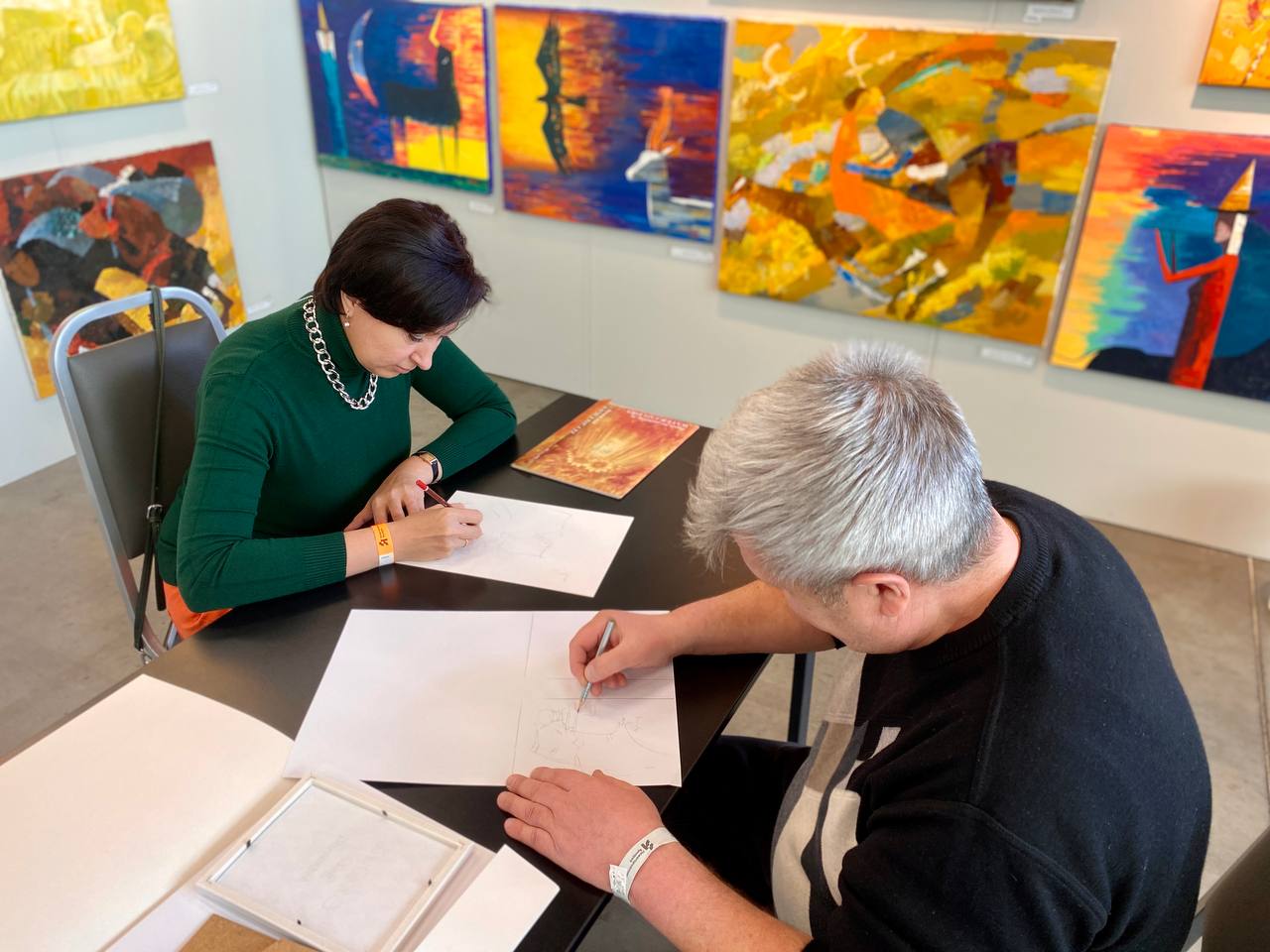 Победители международного конкурса «Нижний в красках» посетили мастер-класс по живописи на выставке «АРТ МИР»