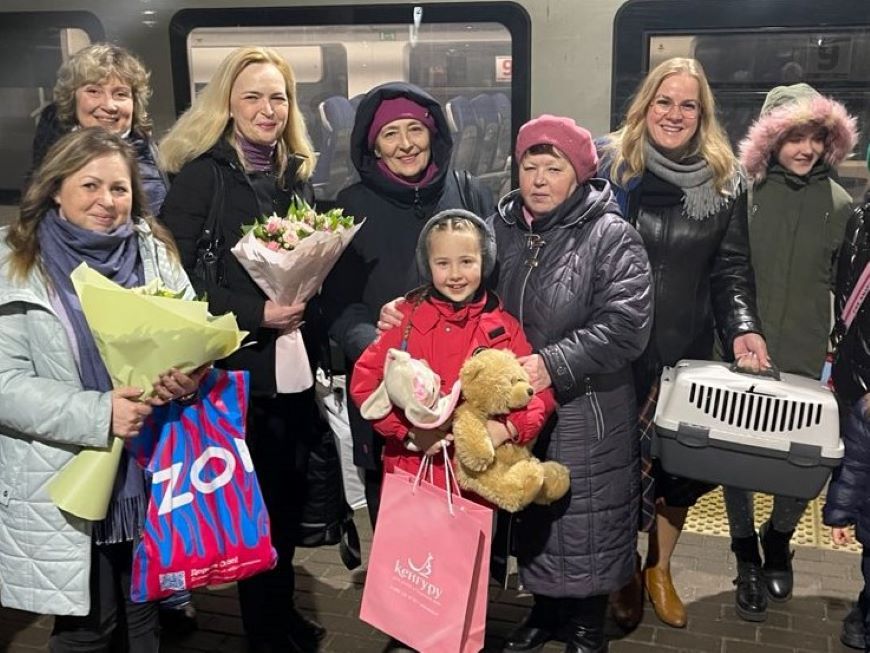 Несовершеннолетним сестрам-нижегородкам, оставшимся в Одессе без родителей, помогли вернуться домой Несовершеннолетним сестрам-нижегородкам, оставшимся в Одессе без родителей, помогли вернуться домой