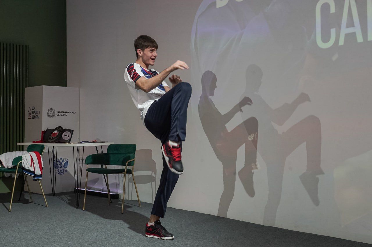 Более 150 нижегородских школьников приняли участие во встрече с чемпионами и победителями международных и российских престижных турниров по боевому самбо Артёмом и Александром Нестеровыми. Мероприятие прошло в Доме народного единства в рамках проекта «Болеем за наших».  «Проект «Болеем за наших» имеет большой запрос у молодежи. В ноябре отмечается Всероссийский день самбо, и мы пригласили на эту встречу наших знаменитых спортсменов Александра и Артёма Нестеровых, прославляющих нижегородскую школу самбо на соревнованиях самого высокого уровня. Это отечественный вид спорта, и в нем заложен наш национальный характер - отважный и непобедимый! Это не только про физическую силу и техники. Философия самбо – развитие личности, воспитание настоящих патриотов, готовых встать на защиту слабого, своей семьи, Родины», - отметил руководитель Дома народного единства Роман Кошелев.  Чемпионы рассказали школьникам о самбо, своих историях успеха в спорте, первых  победах и неудачах, о том, почему необходимо образование, как справляться с неуверенностью и достигать поставленных целей.  Артём Нестеров недавно вернулся из Индонезии с Первенства мира, где стал лучшим среди более 750 самбистов-юниоров планеты.    «Это победа – результат тяжелой ежедневной подготовки и, конечно, заслуга всей нашей команды и вера родных людей в меня. Когда я уже стоял на пьедестале и понимал, что представляю свою кстовскую школу самбо и всю Россию, то эмоции просто переполняли! Причем российских спортсменов там уважают и боятся, настраиваются на них», - поделился 19-летний чемпион.   Его старший брат Александр Нестеров - не только сам чемпион мирового уровня, но и тренер Артёма, и достойный пример для него и в спорте, и в жизни.  «Я в самбо уже более 25 лет, но победы пришли не сразу. Пять лет я не выиграл ни одного боя, ни одного соревнования. Были даже мысли бросить самбо. Но сила воли и вера в себя, а также поддержка близких помогли мне не сдаться. После первой победы я понял, что нахожусь на правильном пути. Это стало отправной точкой, показавшей мне, что упорство и труд всегда приносят свои плоды», - рассказал Александр, отвечая на вопрос о преодолении трудностей и выгорании.  После открытого диалога чемпионы провели мастер-класс для ребят, показав основные элементы тренировок. Все желающие получили на память автографы спортсменов и смогли с ними сфотографироваться.   «Я впервые на такой встрече, и мне очень понравилось! Спросил, должен ли спортсмен развивать не только физические качества, но и духовные. Чемпионы ответили, что хороший спортсмен должен быть честным, справедливым и ответственным. Спорт закаляет характер и помогает стать лучше», - поделился впечатлениями от встречи ученик 7-го класса Михаил Савинов.  «Такие открытые встречи мотивируют детей к занятиям спортом, личному росту. История молодого чемпиона Артёма Нестерова вдохновила ребят. Спасибо за мероприятие», - отметил преподаватель физкультуры Михаил Шапкин.  Напомним, в рамках проекта «Болеем за наших» Дома народного единства проходят встречи детей и молодежи с известными спортсменами для популяризации спорта и пропаганды здорового образа жизни.       Справка:  Артём Нестеров – мастер спорта по боевому самбо, победитель юниорского Первенства России (2024 и 2025 гг.); серебряный призер Кубка мира, победитель молодежного Первенства мира.  Александр Нестеров – заслуженный мастер спорта по боевому самбо, двукратный чемпион Европы, четырехкратный обладатель Кубка мира, двукратный чемпион мира, действующий чемпион мира среди профессионалов PRO COMBAT SAMBO. Более 150 нижегородских школьников приняли участие во встрече с чемпионами и победителями международных и российских престижных турниров по боевому самбо Артёмом и Александром Нестеровыми. Мероприятие прошло в Доме народного единства в рамках проекта «Болеем за наших».  «Проект «Болеем за наших» имеет большой запрос у молодежи. В ноябре отмечается Всероссийский день самбо, и мы пригласили на эту встречу наших знаменитых спортсменов Александра и Артёма Нестеровых, прославляющих нижегородскую школу самбо на соревнованиях самого высокого уровня. Это отечественный вид спорта, и в нем заложен наш национальный характер - отважный и непобедимый! Это не только про физическую силу и техники. Философия самбо – развитие личности, воспитание настоящих патриотов, готовых встать на защиту слабого, своей семьи, Родины», - отметил руководитель Дома народного единства Роман Кошелев.  Чемпионы рассказали школьникам о самбо, своих историях успеха в спорте, первых  победах и неудачах, о том, почему необходимо образование, как справляться с неуверенностью и достигать поставленных целей.  Артём Нестеров недавно вернулся из Индонезии с Первенства мира, где стал лучшим среди более 750 самбистов-юниоров планеты.    «Это победа – результат тяжелой ежедневной подготовки и, конечно, заслуга всей нашей команды и вера родных людей в меня. Когда я уже стоял на пьедестале и понимал, что представляю свою кстовскую школу самбо и всю Россию, то эмоции просто переполняли! Причем российских спортсменов там уважают и боятся, настраиваются на них», - поделился 19-летний чемпион.   Его старший брат Александр Нестеров - не только сам чемпион мирового уровня, но и тренер Артёма, и достойный пример для него и в спорте, и в жизни.  «Я в самбо уже более 25 лет, но победы пришли не сразу. Пять лет я не выиграл ни одного боя, ни одного соревнования. Были даже мысли бросить самбо. Но сила воли и вера в себя, а также поддержка близких помогли мне не сдаться. После первой победы я понял, что нахожусь на правильном пути. Это стало отправной точкой, показавшей мне, что упорство и труд всегда приносят свои плоды», - рассказал Александр, отвечая на вопрос о преодолении трудностей и выгорании.  После открытого диалога чемпионы провели мастер-класс для ребят, показав основные элементы тренировок. Все желающие получили на память автографы спортсменов и смогли с ними сфотографироваться.   «Я впервые на такой встрече, и мне очень понравилось! Спросил, должен ли спортсмен развивать не только физические качества, но и духовные. Чемпионы ответили, что хороший спортсмен должен быть честным, справедливым и ответственным. Спорт закаляет характер и помогает стать лучше», - поделился впечатлениями от встречи ученик 7-го класса Михаил Савинов.  «Такие открытые встречи мотивируют детей к занятиям спортом, личному росту. История молодого чемпиона Артёма Нестерова вдохновила ребят. Спасибо за мероприятие», - отметил преподаватель физкультуры Михаил Шапкин.  Напомним, в рамках проекта «Болеем за наших» Дома народного единства проходят встречи детей и молодежи с известными спортсменами для популяризации спорта и пропаганды здорового образа жизни.       Справка:  Артём Нестеров – мастер спорта по боевому самбо, победитель юниорского Первенства России (2024 и 2025 гг.); серебряный призер Кубка мира, победитель молодежного Первенства мира.  Александр Нестеров – заслуженный мастер спорта по боевому самбо, двукратный чемпион Европы, четырехкратный обладатель Кубка мира, двукратный чемпион мира, действующий чемпион мира среди профессионалов PRO COMBAT SAMBO.