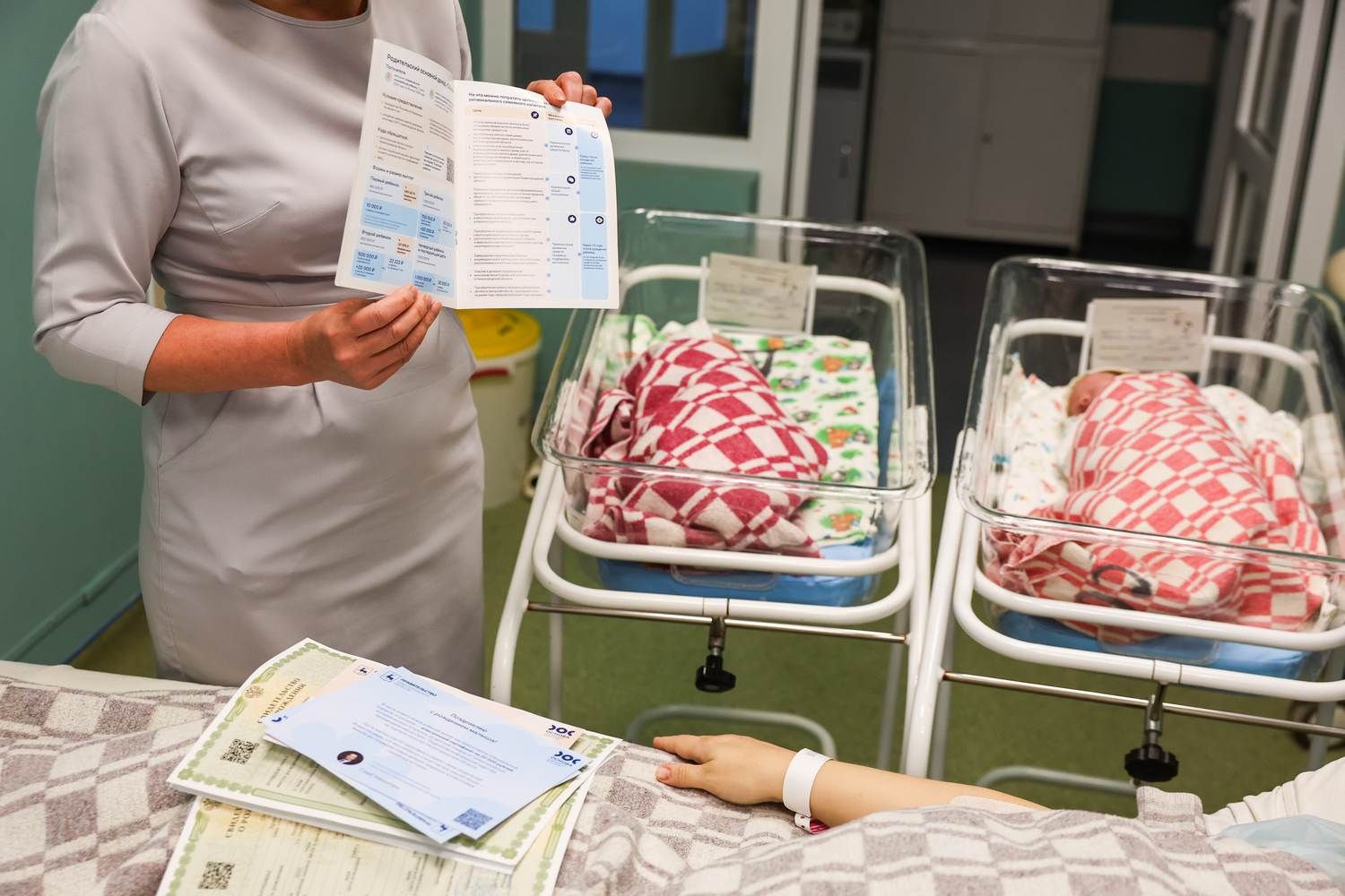 В нижегородских роддомах поздравили пациенток с новорожденными детьми, первых получательниц новых региональных мер поддержки В нижегородских роддомах поздравили пациенток с новорожденными детьми, первых получательниц новых региональных мер поддержки