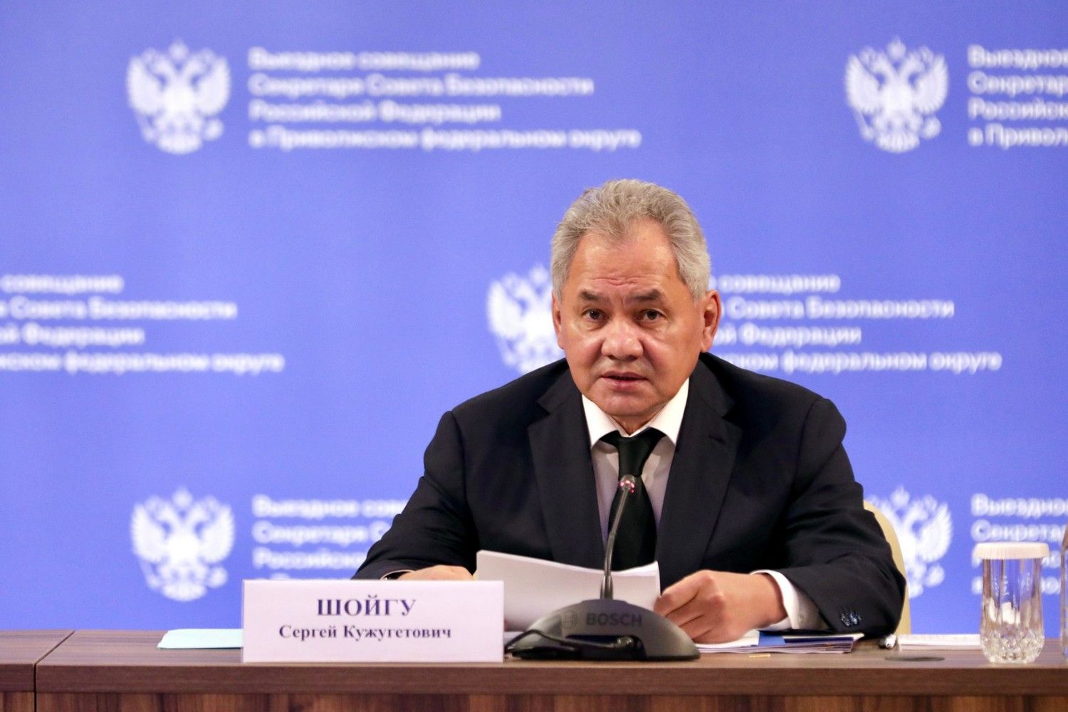 28 октября 2025 года в Нижнем Новгороде секретарь Совета безопасности РФ Сергей Шойгу провел выездное совещание. В нем приняли участие полномочный представитель президента России в ПФО Игорь Комаров, руководители субъектов, представители федеральных и региональных органов исполнительной власти, в том числе заместитель губернатора Нижегородской области Андрей Гнеушев, На совещании обсуждались вопросы обеспечения безопасности критически важных объектов и эффективность принимаемых мер по их защите в условиях проведения специальной военной операции. В ходе совещания подчеркнута актуальность данных вопросов с учетом усиления угроз национальной безопасности Российской Федерации. Это связано с возросшей частотой и массированностью применения киевским режимом беспилотных воздушных судов различного типа. Особое внимание уделено рискам гибридных террористических атак, которые сочетают традиционные диверсионные методы с широким использованием современных информационных технологий и беспилотных систем. Обращено внимание на активизацию западных и украинских спецслужб в использовании информационно-психологического воздействия на население через сеть Интернет и другие средства коммуникации с целью вовлечения граждан в противоправную деятельность и склонения к совершению диверсионных и террористических акций на территории Российской Федерации.  Полпред президента России Игорь Комаров подчеркнул, что в Приволжском федеральном округе сосредоточено значительное количество промышленных предприятий, объектов топливно-энергетического комплекса, транспортной инфраструктуры, а также важных объектов ОПК. В связи с этим перед органами власти и уполномоченными ведомствами стоят масштабные задачи по их защите от террористических угроз. По результатам работы определены дополнительные комплексные меры по повышению эффективности противодействия актуальным террористическим угрозам и совершенствованию систем защиты ключевых объектов инфраструктуры. Руководителям субъектов и заинтересованных органов государственной власти даны конкретные рекомендации по нивелированию указанных угроз. 28 октября 2025 года в Нижнем Новгороде секретарь Совета безопасности РФ Сергей Шойгу провел выездное совещание. В нем приняли участие полномочный представитель президента России в ПФО Игорь Комаров, руководители субъектов, представители федеральных и региональных органов исполнительной власти, в том числе заместитель губернатора Нижегородской области Андрей Гнеушев, На совещании обсуждались вопросы обеспечения безопасности критически важных объектов и эффективность принимаемых мер по их защите в условиях проведения специальной военной операции. В ходе совещания подчеркнута актуальность данных вопросов с учетом усиления угроз национальной безопасности Российской Федерации. Это связано с возросшей частотой и массированностью применения киевским режимом беспилотных воздушных судов различного типа. Особое внимание уделено рискам гибридных террористических атак, которые сочетают традиционные диверсионные методы с широким использованием современных информационных технологий и беспилотных систем. Обращено внимание на активизацию западных и украинских спецслужб в использовании информационно-психологического воздействия на население через сеть Интернет и другие средства коммуникации с целью вовлечения граждан в противоправную деятельность и склонения к совершению диверсионных и террористических акций на территории Российской Федерации.  Полпред президента России Игорь Комаров подчеркнул, что в Приволжском федеральном округе сосредоточено значительное количество промышленных предприятий, объектов топливно-энергетического комплекса, транспортной инфраструктуры, а также важных объектов ОПК. В связи с этим перед органами власти и уполномоченными ведомствами стоят масштабные задачи по их защите от террористических угроз. По результатам работы определены дополнительные комплексные меры по повышению эффективности противодействия актуальным террористическим угрозам и совершенствованию систем защиты ключевых объектов инфраструктуры. Руководителям субъектов и заинтересованных органов государственной власти даны конкретные рекомендации по нивелированию указанных угроз.