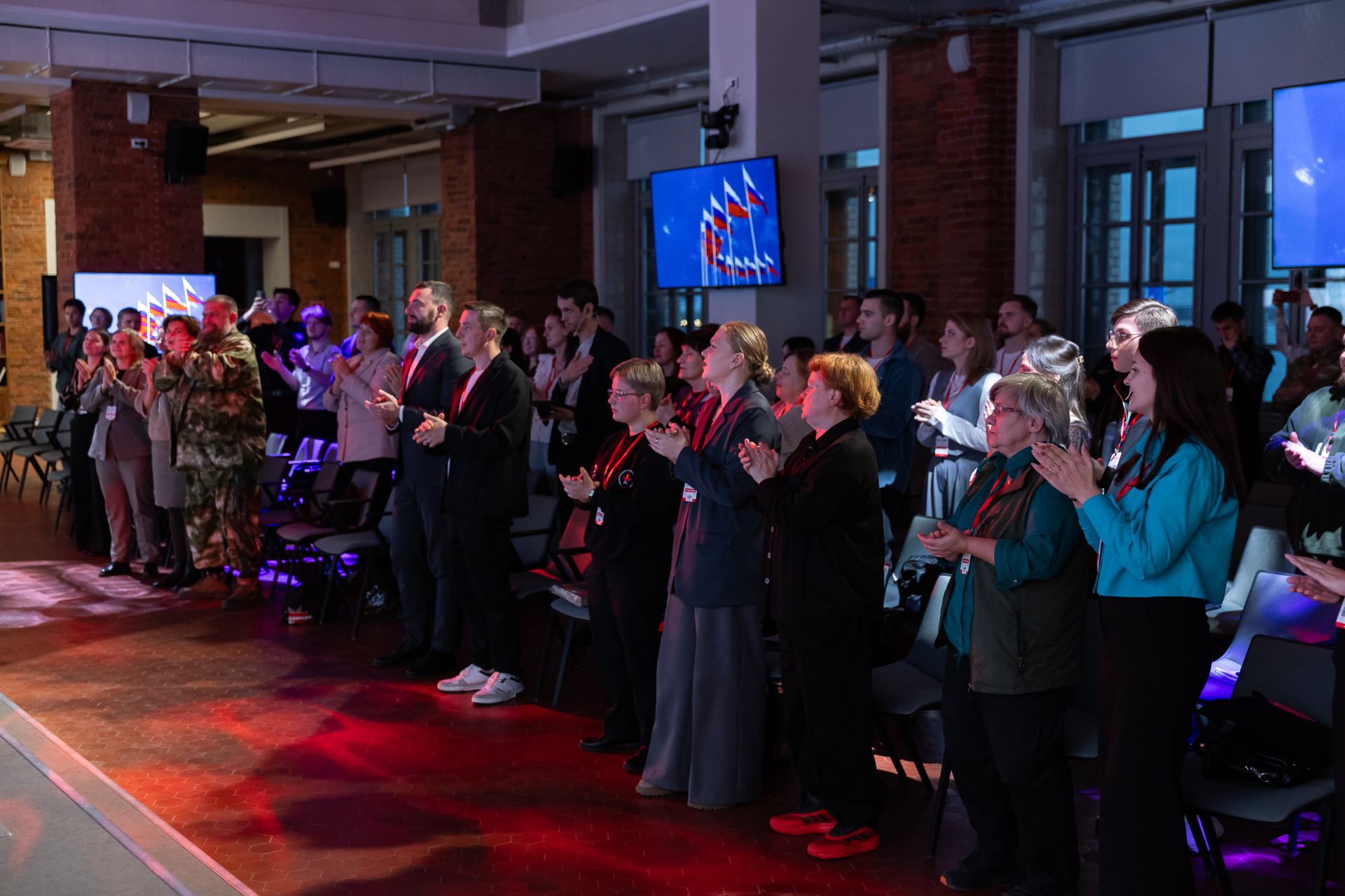 28 октября в Нижнем Новгороде завершился региональный патриотический форум «Завтра зависит от нас». Он проходил на площадке «Академии Маяк» имени А.Д. Сахарова. Мероприятие объединило более 150 специалистов, руководителей военно-патриотических клубов, представителей органов власти, ветеранов боевых действий, участников проекта «Герои. Нижегородская область», а также активистов молодёжных движений из разных муниципалитетов региона, которые стремятся к развитию единой современной системы патриотического воспитания.  Региональный патриотический форум открыла пленарная дискуссия, на которой эксперты представили свои взгляды на основные тенденции и планы развития системы патриотического воспитания в 2026 году. В дискуссии приняли участие депутат Государственной Думы Российской Федерации Артём Кавинов, министр молодежной политики Нижегородской области Светлана Ануфриева и исполнительный директор ООД «Поисковое движение России» Алексей Бормотов.   «На протяжении двух дней хотелось не столько говорить, сколько слушать – впитывать энергию, мысли и опыт участников форума. Благодарю организаторов за такую важную и своевременную площадку для диалога. Именно в таком формате рождаются самые важные смыслы», - отметил депутат Государственной Думы Российской Федерации Артём Кавинов.   Организаторами форума выступили министерство молодёжной политики Нижегородской области и центр патриотического воспитания «Авангард». Его основная цель – объединение усилий различных организаций и специалистов, работающих в сфере патриотического воспитания, а также обмен опытом и разработка новых подходов к работе с молодежью.  «Вот уже третий год форум собирает жителей со всего региона, которые объединены одной целью — воспитать молодое поколение, искренне любящее свою страну. Здесь мы говорим про деятельный патриотизм — это изучение истории, путешествия, помощь ближнему, добровольчество, память о своих героях. На форуме мы много спорим, обсуждаем, вступаем в дискуссии, чтобы найти более эффективные форматы и проекты для молодежи. Вместе мы - одна большая команда региона, которая не боится вызовов и умело с ними справляется, команда, которая находится на высоком уровне реализации патриотических проектов по всей стране. Верим, что разработанные идеи найдут место в реальной жизни и станут флагманскими на территории региона», — сказала министр молодежной политики Нижегородской области Светлана Ануфриева.  В этом году в рамках форума было заявлено пять направлений: «историческое наследие», «поисковое движение», «молодёжная политика», «надзорная деятельность» и «герои Отечества». Участники обсуждали актуальные вопросы патриотического воспитания, взаимодействия общественных институтов и органов власти, роль ветеранов СВО в образовательной и воспитательной работе с молодежью, а также обменивались практиками и новыми форматами патриотической работы с молодёжью. Программа форума включала круглые столы, панельные дискуссии, образовательные лекции, особое внимание уделялась проектной работе.  В ходе лекции «Космические амбиции. Мы способны на большее»  российский космонавт-испытатель, 116-й космонавт России, Герой России Александр Мисуркин поделился опытом участия в космических миссиях и подчеркнул важность амбициозных целей для молодёжи.  «Именно от каждого из нас зависит, каким будет завтрашний день. Космонавт знает: чтобы выйти на орбиту, нужно преодолеть притяжение Земли. У нас в жизни так же: страхи, сомнения, — это и есть наше притяжение. Но если каждый день делать больше, чем вчера, рано или поздно мы окажемся там, где мечтали быть. Не ждите моментального прорыва — создавайте его ежедневно, любыми усилиями, и всё получится», — уверен Александр Мисуркин.  По итогам форума участники разработали концепции единых систем работы патриотического воспитания в 2026 году по каждому из пяти направлений, а также предложения по интеграции патриотической повестки в молодёжные проекты для усиления их социальной значимости. 28 октября в Нижнем Новгороде завершился региональный патриотический форум «Завтра зависит от нас». Он проходил на площадке «Академии Маяк» имени А.Д. Сахарова. Мероприятие объединило более 150 специалистов, руководителей военно-патриотических клубов, представителей органов власти, ветеранов боевых действий, участников проекта «Герои. Нижегородская область», а также активистов молодёжных движений из разных муниципалитетов региона, которые стремятся к развитию единой современной системы патриотического воспитания.  Региональный патриотический форум открыла пленарная дискуссия, на которой эксперты представили свои взгляды на основные тенденции и планы развития системы патриотического воспитания в 2026 году. В дискуссии приняли участие депутат Государственной Думы Российской Федерации Артём Кавинов, министр молодежной политики Нижегородской области Светлана Ануфриева и исполнительный директор ООД «Поисковое движение России» Алексей Бормотов.   «На протяжении двух дней хотелось не столько говорить, сколько слушать – впитывать энергию, мысли и опыт участников форума. Благодарю организаторов за такую важную и своевременную площадку для диалога. Именно в таком формате рождаются самые важные смыслы», - отметил депутат Государственной Думы Российской Федерации Артём Кавинов.   Организаторами форума выступили министерство молодёжной политики Нижегородской области и центр патриотического воспитания «Авангард». Его основная цель – объединение усилий различных организаций и специалистов, работающих в сфере патриотического воспитания, а также обмен опытом и разработка новых подходов к работе с молодежью.  «Вот уже третий год форум собирает жителей со всего региона, которые объединены одной целью — воспитать молодое поколение, искренне любящее свою страну. Здесь мы говорим про деятельный патриотизм — это изучение истории, путешествия, помощь ближнему, добровольчество, память о своих героях. На форуме мы много спорим, обсуждаем, вступаем в дискуссии, чтобы найти более эффективные форматы и проекты для молодежи. Вместе мы - одна большая команда региона, которая не боится вызовов и умело с ними справляется, команда, которая находится на высоком уровне реализации патриотических проектов по всей стране. Верим, что разработанные идеи найдут место в реальной жизни и станут флагманскими на территории региона», — сказала министр молодежной политики Нижегородской области Светлана Ануфриева.  В этом году в рамках форума было заявлено пять направлений: «историческое наследие», «поисковое движение», «молодёжная политика», «надзорная деятельность» и «герои Отечества». Участники обсуждали актуальные вопросы патриотического воспитания, взаимодействия общественных институтов и органов власти, роль ветеранов СВО в образовательной и воспитательной работе с молодежью, а также обменивались практиками и новыми форматами патриотической работы с молодёжью. Программа форума включала круглые столы, панельные дискуссии, образовательные лекции, особое внимание уделялась проектной работе.  В ходе лекции «Космические амбиции. Мы способны на большее»  российский космонавт-испытатель, 116-й космонавт России, Герой России Александр Мисуркин поделился опытом участия в космических миссиях и подчеркнул важность амбициозных целей для молодёжи.  «Именно от каждого из нас зависит, каким будет завтрашний день. Космонавт знает: чтобы выйти на орбиту, нужно преодолеть притяжение Земли. У нас в жизни так же: страхи, сомнения, — это и есть наше притяжение. Но если каждый день делать больше, чем вчера, рано или поздно мы окажемся там, где мечтали быть. Не ждите моментального прорыва — создавайте его ежедневно, любыми усилиями, и всё получится», — уверен Александр Мисуркин.  По итогам форума участники разработали концепции единых систем работы патриотического воспитания в 2026 году по каждому из пяти направлений, а также предложения по интеграции патриотической повестки в молодёжные проекты для усиления их социальной значимости.