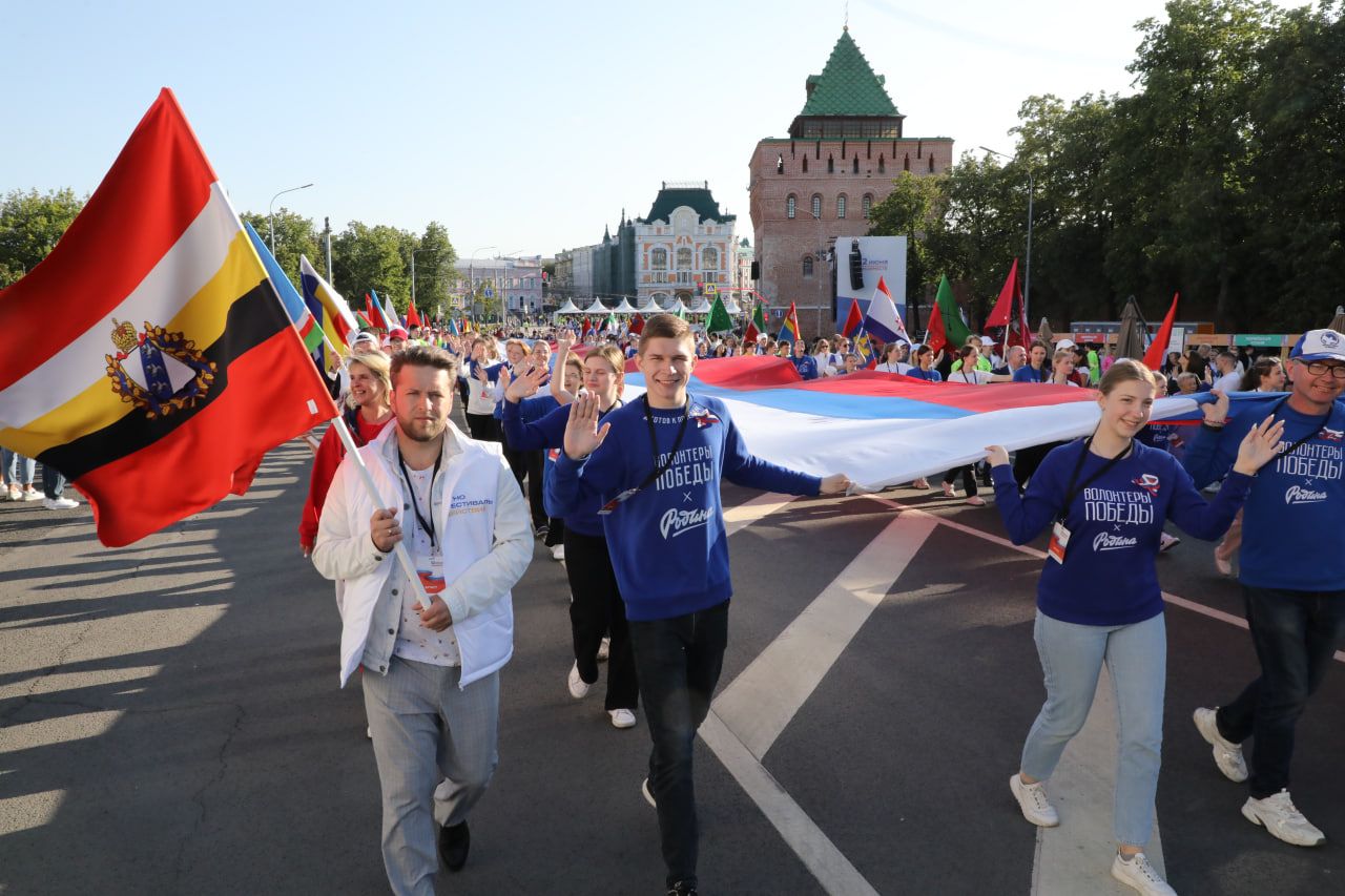 В День России в Нижнем Новгороде пронесли 100-метровый флаг России |  Официальный сайт Правительства Нижегородской области