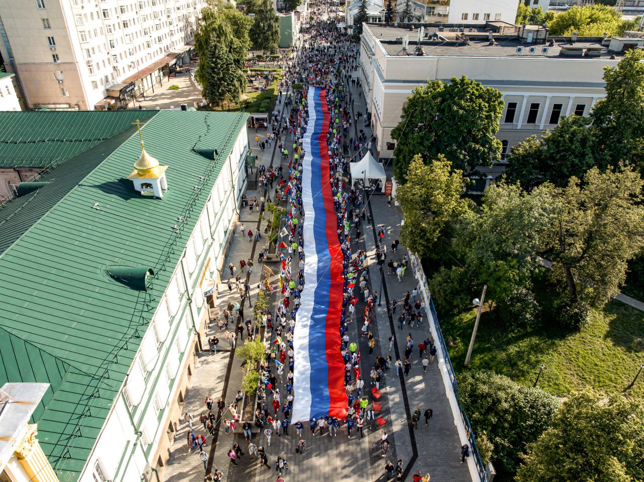 В День России в Нижнем Новгороде пронесли 100-метровый флаг России |  Официальный сайт Правительства Нижегородской области