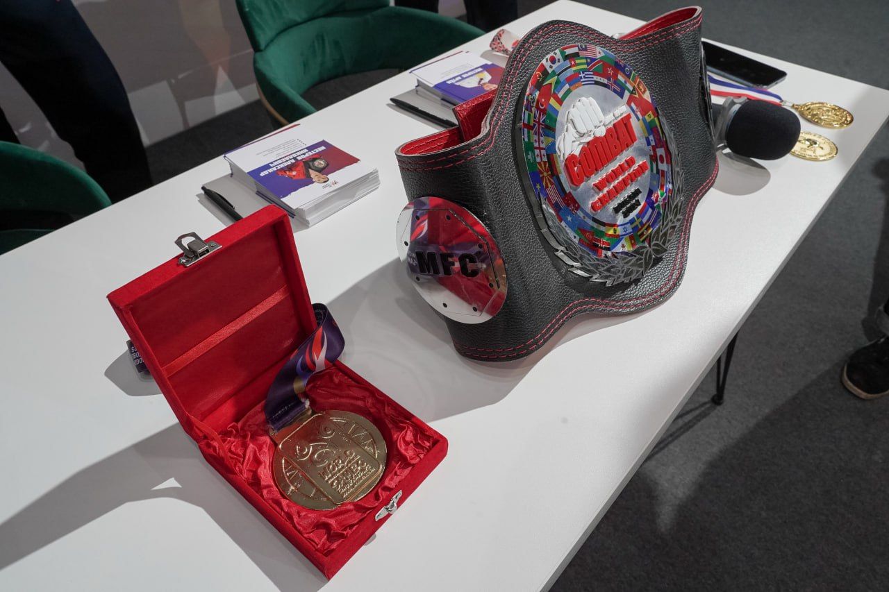 Более 150 нижегородских школьников приняли участие во встрече с чемпионами и победителями международных и российских престижных турниров по боевому самбо Артёмом и Александром Нестеровыми. Мероприятие прошло в Доме народного единства в рамках проекта «Болеем за наших».  «Проект «Болеем за наших» имеет большой запрос у молодежи. В ноябре отмечается Всероссийский день самбо, и мы пригласили на эту встречу наших знаменитых спортсменов Александра и Артёма Нестеровых, прославляющих нижегородскую школу самбо на соревнованиях самого высокого уровня. Это отечественный вид спорта, и в нем заложен наш национальный характер - отважный и непобедимый! Это не только про физическую силу и техники. Философия самбо – развитие личности, воспитание настоящих патриотов, готовых встать на защиту слабого, своей семьи, Родины», - отметил руководитель Дома народного единства Роман Кошелев.  Чемпионы рассказали школьникам о самбо, своих историях успеха в спорте, первых  победах и неудачах, о том, почему необходимо образование, как справляться с неуверенностью и достигать поставленных целей.  Артём Нестеров недавно вернулся из Индонезии с Первенства мира, где стал лучшим среди более 750 самбистов-юниоров планеты.    «Это победа – результат тяжелой ежедневной подготовки и, конечно, заслуга всей нашей команды и вера родных людей в меня. Когда я уже стоял на пьедестале и понимал, что представляю свою кстовскую школу самбо и всю Россию, то эмоции просто переполняли! Причем российских спортсменов там уважают и боятся, настраиваются на них», - поделился 19-летний чемпион.   Его старший брат Александр Нестеров - не только сам чемпион мирового уровня, но и тренер Артёма, и достойный пример для него и в спорте, и в жизни.  «Я в самбо уже более 25 лет, но победы пришли не сразу. Пять лет я не выиграл ни одного боя, ни одного соревнования. Были даже мысли бросить самбо. Но сила воли и вера в себя, а также поддержка близких помогли мне не сдаться. После первой победы я понял, что нахожусь на правильном пути. Это стало отправной точкой, показавшей мне, что упорство и труд всегда приносят свои плоды», - рассказал Александр, отвечая на вопрос о преодолении трудностей и выгорании.  После открытого диалога чемпионы провели мастер-класс для ребят, показав основные элементы тренировок. Все желающие получили на память автографы спортсменов и смогли с ними сфотографироваться.   «Я впервые на такой встрече, и мне очень понравилось! Спросил, должен ли спортсмен развивать не только физические качества, но и духовные. Чемпионы ответили, что хороший спортсмен должен быть честным, справедливым и ответственным. Спорт закаляет характер и помогает стать лучше», - поделился впечатлениями от встречи ученик 7-го класса Михаил Савинов.  «Такие открытые встречи мотивируют детей к занятиям спортом, личному росту. История молодого чемпиона Артёма Нестерова вдохновила ребят. Спасибо за мероприятие», - отметил преподаватель физкультуры Михаил Шапкин.  Напомним, в рамках проекта «Болеем за наших» Дома народного единства проходят встречи детей и молодежи с известными спортсменами для популяризации спорта и пропаганды здорового образа жизни.       Справка:  Артём Нестеров – мастер спорта по боевому самбо, победитель юниорского Первенства России (2024 и 2025 гг.); серебряный призер Кубка мира, победитель молодежного Первенства мира.  Александр Нестеров – заслуженный мастер спорта по боевому самбо, двукратный чемпион Европы, четырехкратный обладатель Кубка мира, двукратный чемпион мира, действующий чемпион мира среди профессионалов PRO COMBAT SAMBO. Более 150 нижегородских школьников приняли участие во встрече с чемпионами и победителями международных и российских престижных турниров по боевому самбо Артёмом и Александром Нестеровыми. Мероприятие прошло в Доме народного единства в рамках проекта «Болеем за наших».  «Проект «Болеем за наших» имеет большой запрос у молодежи. В ноябре отмечается Всероссийский день самбо, и мы пригласили на эту встречу наших знаменитых спортсменов Александра и Артёма Нестеровых, прославляющих нижегородскую школу самбо на соревнованиях самого высокого уровня. Это отечественный вид спорта, и в нем заложен наш национальный характер - отважный и непобедимый! Это не только про физическую силу и техники. Философия самбо – развитие личности, воспитание настоящих патриотов, готовых встать на защиту слабого, своей семьи, Родины», - отметил руководитель Дома народного единства Роман Кошелев.  Чемпионы рассказали школьникам о самбо, своих историях успеха в спорте, первых  победах и неудачах, о том, почему необходимо образование, как справляться с неуверенностью и достигать поставленных целей.  Артём Нестеров недавно вернулся из Индонезии с Первенства мира, где стал лучшим среди более 750 самбистов-юниоров планеты.    «Это победа – результат тяжелой ежедневной подготовки и, конечно, заслуга всей нашей команды и вера родных людей в меня. Когда я уже стоял на пьедестале и понимал, что представляю свою кстовскую школу самбо и всю Россию, то эмоции просто переполняли! Причем российских спортсменов там уважают и боятся, настраиваются на них», - поделился 19-летний чемпион.   Его старший брат Александр Нестеров - не только сам чемпион мирового уровня, но и тренер Артёма, и достойный пример для него и в спорте, и в жизни.  «Я в самбо уже более 25 лет, но победы пришли не сразу. Пять лет я не выиграл ни одного боя, ни одного соревнования. Были даже мысли бросить самбо. Но сила воли и вера в себя, а также поддержка близких помогли мне не сдаться. После первой победы я понял, что нахожусь на правильном пути. Это стало отправной точкой, показавшей мне, что упорство и труд всегда приносят свои плоды», - рассказал Александр, отвечая на вопрос о преодолении трудностей и выгорании.  После открытого диалога чемпионы провели мастер-класс для ребят, показав основные элементы тренировок. Все желающие получили на память автографы спортсменов и смогли с ними сфотографироваться.   «Я впервые на такой встрече, и мне очень понравилось! Спросил, должен ли спортсмен развивать не только физические качества, но и духовные. Чемпионы ответили, что хороший спортсмен должен быть честным, справедливым и ответственным. Спорт закаляет характер и помогает стать лучше», - поделился впечатлениями от встречи ученик 7-го класса Михаил Савинов.  «Такие открытые встречи мотивируют детей к занятиям спортом, личному росту. История молодого чемпиона Артёма Нестерова вдохновила ребят. Спасибо за мероприятие», - отметил преподаватель физкультуры Михаил Шапкин.  Напомним, в рамках проекта «Болеем за наших» Дома народного единства проходят встречи детей и молодежи с известными спортсменами для популяризации спорта и пропаганды здорового образа жизни.       Справка:  Артём Нестеров – мастер спорта по боевому самбо, победитель юниорского Первенства России (2024 и 2025 гг.); серебряный призер Кубка мира, победитель молодежного Первенства мира.  Александр Нестеров – заслуженный мастер спорта по боевому самбо, двукратный чемпион Европы, четырехкратный обладатель Кубка мира, двукратный чемпион мира, действующий чемпион мира среди профессионалов PRO COMBAT SAMBO.