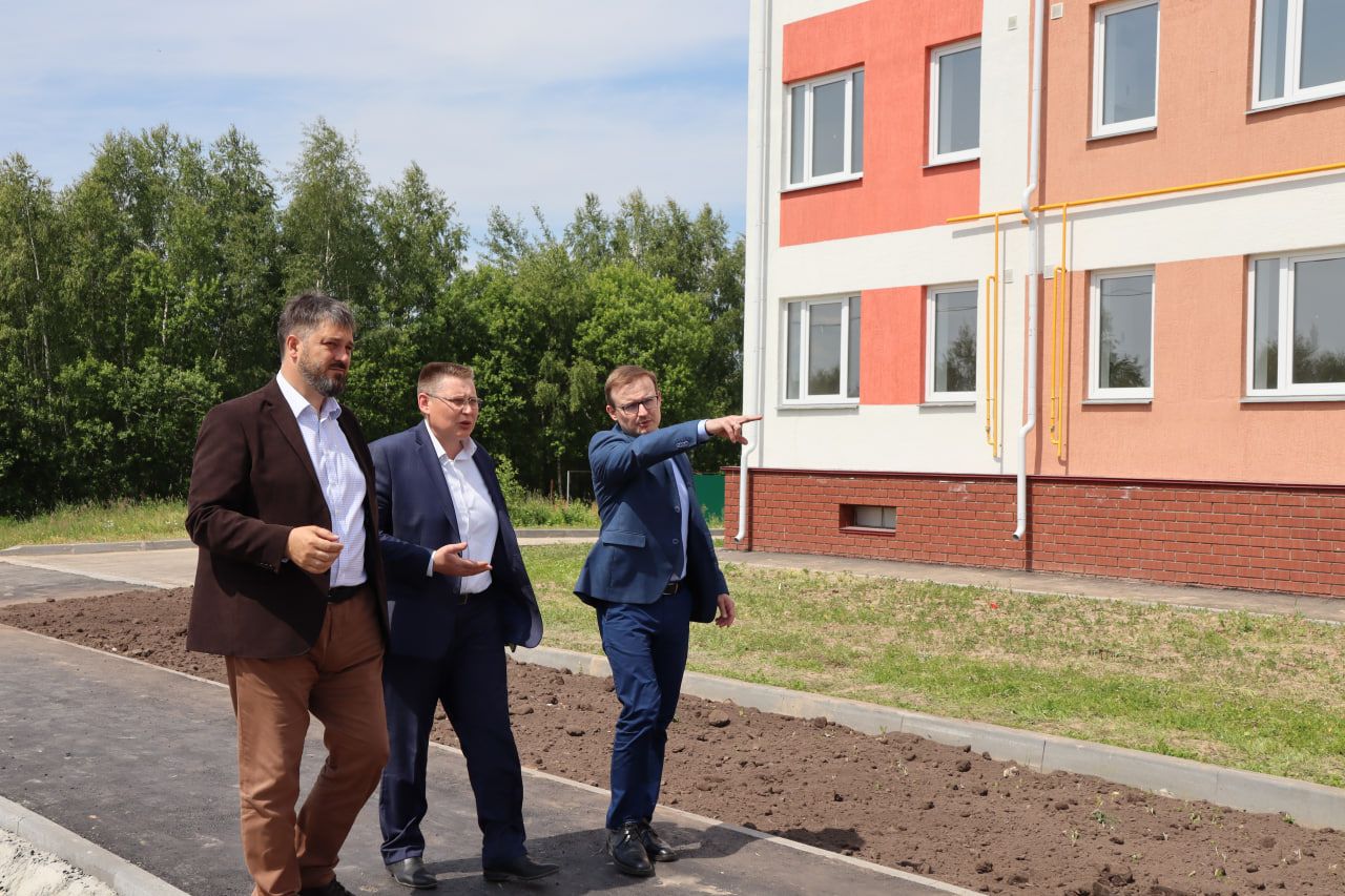 В церемонии передачи ключей приняли участие министр социальной политики региона Игорь Седых и глава округа Алексей Коротков В церемонии передачи ключей приняли участие министр социальной политики региона Игорь Седых и глава округа Алексей Коротков