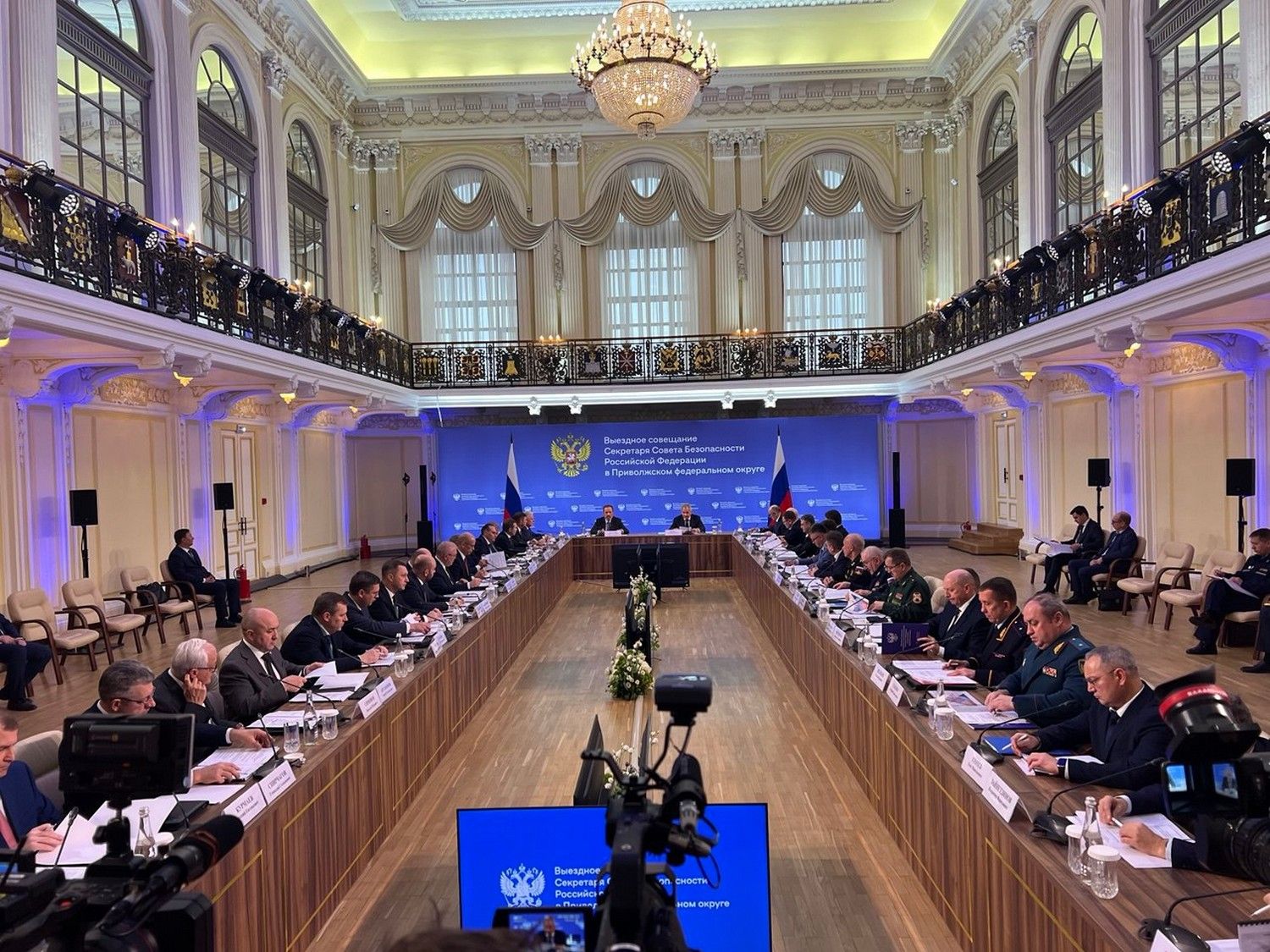 28 октября 2025 года в Нижнем Новгороде секретарь Совета безопасности РФ Сергей Шойгу провел выездное совещание. В нем приняли участие полномочный представитель президента России в ПФО Игорь Комаров, руководители субъектов, представители федеральных и региональных органов исполнительной власти, в том числе заместитель губернатора Нижегородской области Андрей Гнеушев, На совещании обсуждались вопросы обеспечения безопасности критически важных объектов и эффективность принимаемых мер по их защите в условиях проведения специальной военной операции. В ходе совещания подчеркнута актуальность данных вопросов с учетом усиления угроз национальной безопасности Российской Федерации. Это связано с возросшей частотой и массированностью применения киевским режимом беспилотных воздушных судов различного типа. Особое внимание уделено рискам гибридных террористических атак, которые сочетают традиционные диверсионные методы с широким использованием современных информационных технологий и беспилотных систем. Обращено внимание на активизацию западных и украинских спецслужб в использовании информационно-психологического воздействия на население через сеть Интернет и другие средства коммуникации с целью вовлечения граждан в противоправную деятельность и склонения к совершению диверсионных и террористических акций на территории Российской Федерации.  Полпред президента России Игорь Комаров подчеркнул, что в Приволжском федеральном округе сосредоточено значительное количество промышленных предприятий, объектов топливно-энергетического комплекса, транспортной инфраструктуры, а также важных объектов ОПК. В связи с этим перед органами власти и уполномоченными ведомствами стоят масштабные задачи по их защите от террористических угроз. По результатам работы определены дополнительные комплексные меры по повышению эффективности противодействия актуальным террористическим угрозам и совершенствованию систем защиты ключевых объектов инфраструктуры. Руководителям субъектов и заинтересованных органов государственной власти даны конкретные рекомендации по нивелированию указанных угроз. 28 октября 2025 года в Нижнем Новгороде секретарь Совета безопасности РФ Сергей Шойгу провел выездное совещание. В нем приняли участие полномочный представитель президента России в ПФО Игорь Комаров, руководители субъектов, представители федеральных и региональных органов исполнительной власти, в том числе заместитель губернатора Нижегородской области Андрей Гнеушев, На совещании обсуждались вопросы обеспечения безопасности критически важных объектов и эффективность принимаемых мер по их защите в условиях проведения специальной военной операции. В ходе совещания подчеркнута актуальность данных вопросов с учетом усиления угроз национальной безопасности Российской Федерации. Это связано с возросшей частотой и массированностью применения киевским режимом беспилотных воздушных судов различного типа. Особое внимание уделено рискам гибридных террористических атак, которые сочетают традиционные диверсионные методы с широким использованием современных информационных технологий и беспилотных систем. Обращено внимание на активизацию западных и украинских спецслужб в использовании информационно-психологического воздействия на население через сеть Интернет и другие средства коммуникации с целью вовлечения граждан в противоправную деятельность и склонения к совершению диверсионных и террористических акций на территории Российской Федерации.  Полпред президента России Игорь Комаров подчеркнул, что в Приволжском федеральном округе сосредоточено значительное количество промышленных предприятий, объектов топливно-энергетического комплекса, транспортной инфраструктуры, а также важных объектов ОПК. В связи с этим перед органами власти и уполномоченными ведомствами стоят масштабные задачи по их защите от террористических угроз. По результатам работы определены дополнительные комплексные меры по повышению эффективности противодействия актуальным террористическим угрозам и совершенствованию систем защиты ключевых объектов инфраструктуры. Руководителям субъектов и заинтересованных органов государственной власти даны конкретные рекомендации по нивелированию указанных угроз.