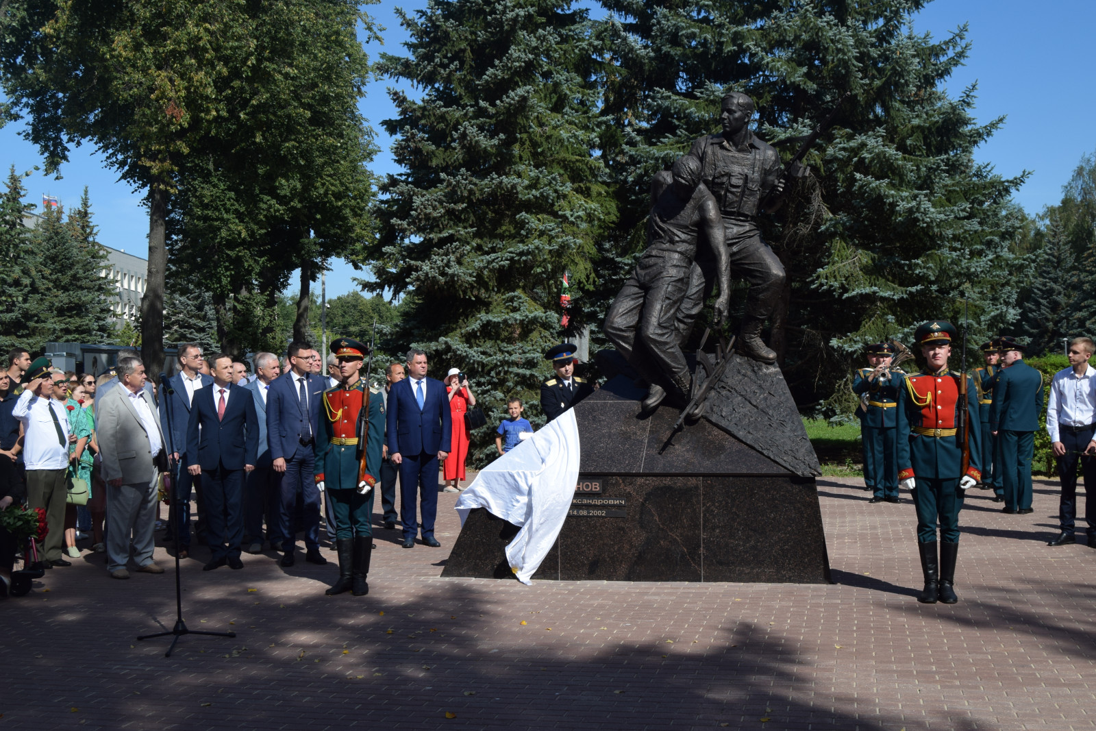 Памятник Герою Российской Федерации адмиралу Г.А. Угрюмову (ракурcы), 2015. Брон