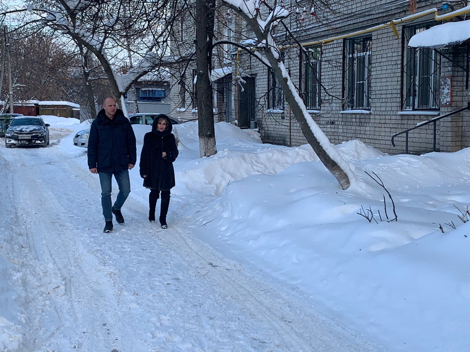 Новости нижний нижний вчера. Снегопад в Нижнем Новгороде. Уборка снега Фрязиновская. Сугробы Нижний Новгород. Нижний Новгород снегопад дворы.