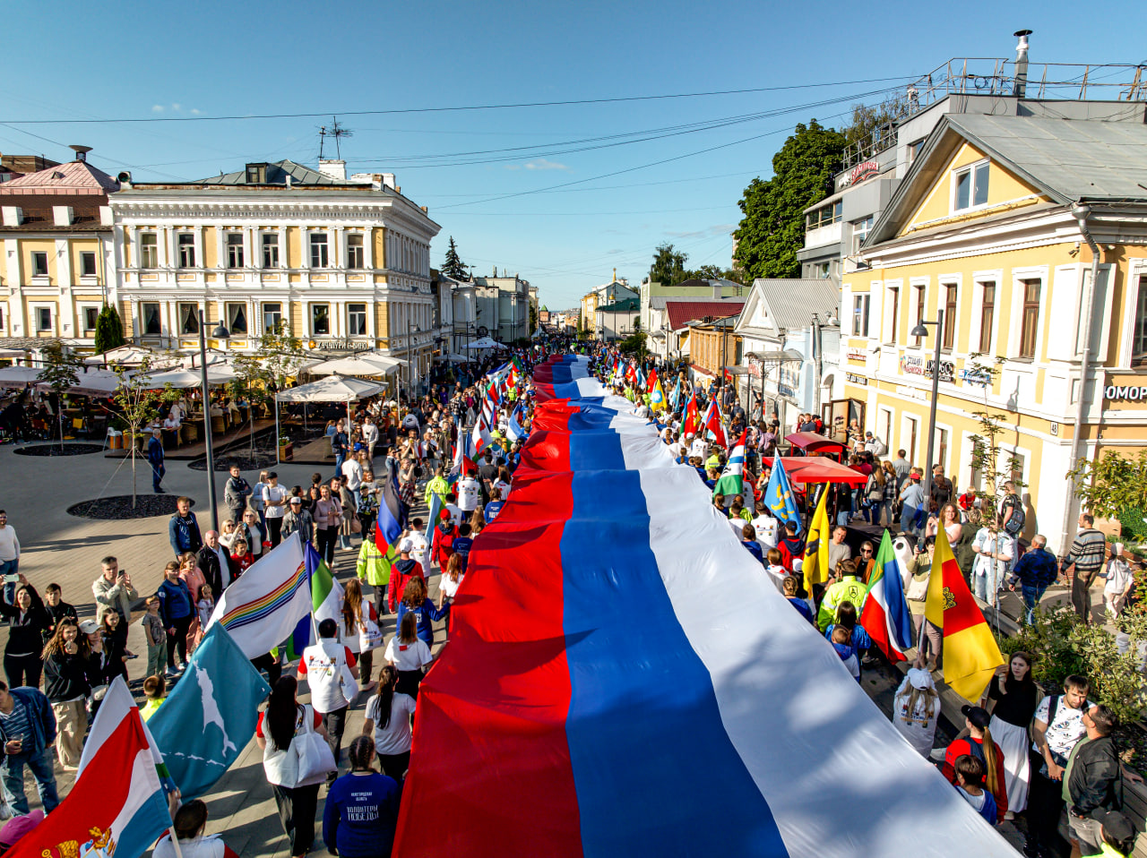 В День России в Нижнем Новгороде пронесли 100-метровый флаг России |  Официальный сайт Правительства Нижегородской области